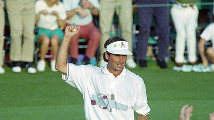 His amazing play on No. 12 already written into Masters lore, Fred Couples acknowledges the cheers on No. 18 after winning the 1992 Masters.