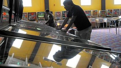 Eric Fisher, of Dallax, Texas, practices for the Pinball Amateur and Professional Association Pinburgh tournament.