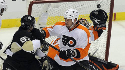 Sidney Crosby scores on Flyers' Ilya Bryzgalov