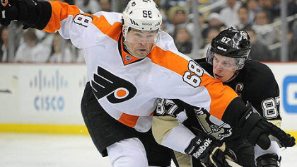 Philadelphia's Jaromir Jagr, left, battles Sidney Crosby for a loose puck in Wednesday's series opener.