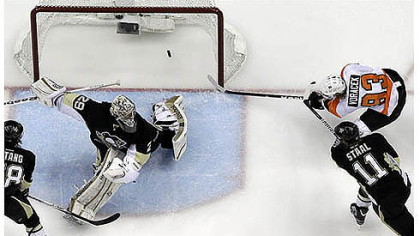 Philadelphia Flyers' Jakub Voracek scores in overtime past Penguins goalie Marc-Andre Fleury The Flyers won 4-3.