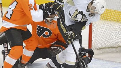 Evgeni Malkin scores against the Flyers in the first period Wednesday night.