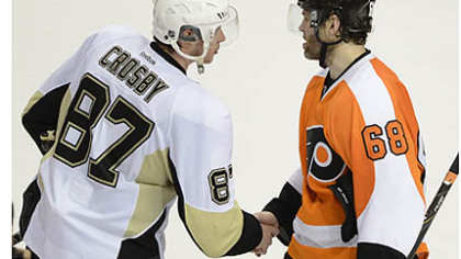Sidney Crosby shakes hands with Jaromir Jagr of the Flyers.
