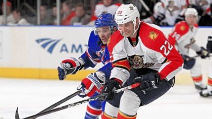 Florida's Matt Bradley (22) fights for control of the puck with New York's Ryan Callahan Thursday. The Rangers, who lead the NHL standings, play the Penguins tonight.