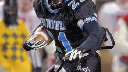 Steelers safety and Woodland Hills alum Ryan Mundy looks for running room during a 2002 game against North Hills.