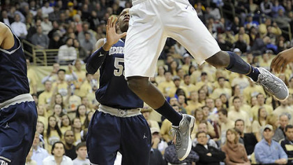 Pitt's Talib Zanna dunks against Georgetown in the first half Saturday.