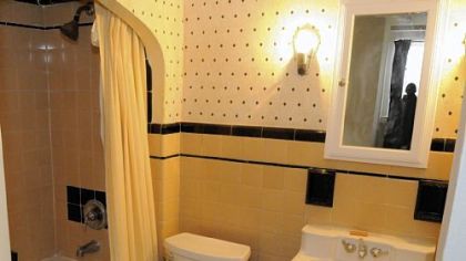One of the house's two full bathrooms, which haven't been updated. They still have some 1950s-'60s-era tile and fixtures.