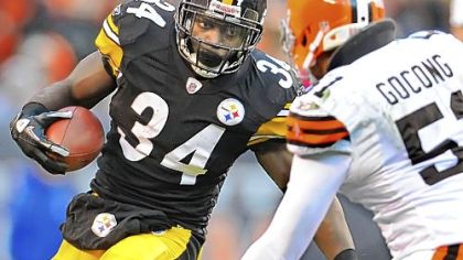 Rashard Mendenhall carries before injuring his knee against the Browns in Cleveland.