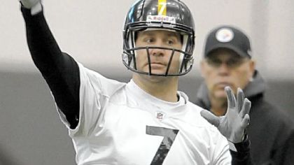 Steelers offensive coordinator Bruce Arians watches quarterback Ben Roethlisberger work with receivers in practice.