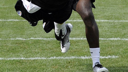 Steelers' Arnaz Battles dives for the ball against Bryant McFadden during training camp in Latrobe last summer.