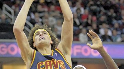 Cleveland's Anderson Varejao (17) shoots inside against Los Angeles' Reggie Evans in the second quarter Wednesday in Cleveland. The Cavaliers upended the Clippers, 99-92.