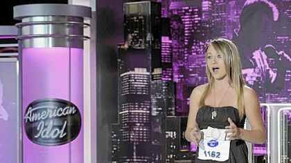 "American Idol" contestant Samantha Novacek of Westmoreland County sang during Thursday night's auditions episode while her sister Patricia Bell "planked."