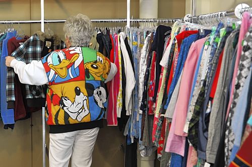 Fashionista Buys Thrift Store Clothing For $1 And Gives Them A Trendy Makeover