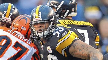 Steelers center Maurkice Pouncey blocks against the Bengals.