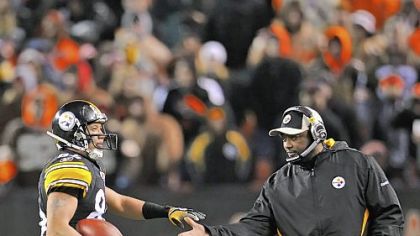 Mike Tomlin congratulates Hines Ward after Ward caught his 1,000th career reception.