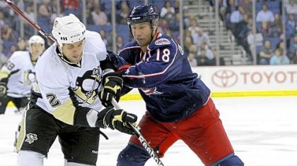 Nate Guenin, left, who played for the Penguins in 2009, and another Pittsburgh area resident, Plum's R.J. Umberger, right, who plays for Columbus, battle for possession of the puck.