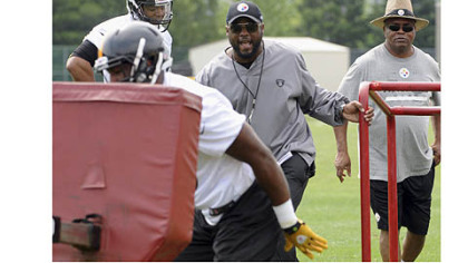 Head coach Mike Tomlin and assistant head coach and tight ends coach James Daniel (right) watch tight end Jamie McCoy in a blocking drill.