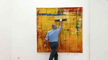 Gerhard Richter working on Abstract Painting (910-1) in "Gerhard Richter Painting."