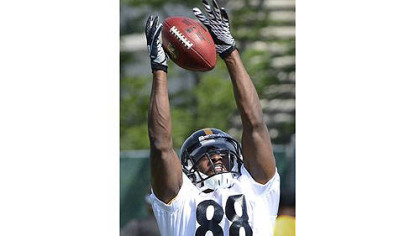 Steelers wide receiver Emmanuel Sanders makes catch during OTA's on the South Side.
