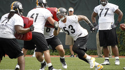 Steelers center Maurkice Pouncey takes part in blocking drills with the offensive line Tuesday.