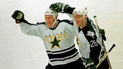 The Dallas Stars' Brett Hull, left, and Jere Lehtinen.