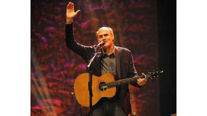 James Taylor acknowledges the crowd at the Petersen Center.