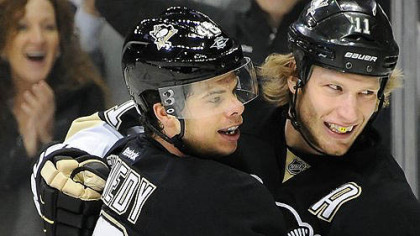 Jordan Staal, right, congratulates Tyler Kennedy on a goal against the Rangers.