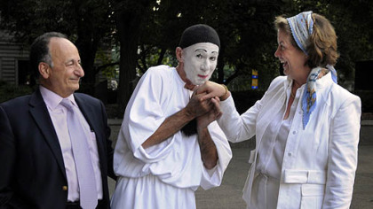 Mime Mark Thompson with Jacques and Lorelee Chelly.