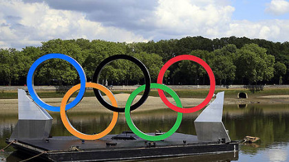 John Biggins, of Australia, take pictures of the Olympic rings floating on the River Thames.