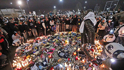 Six months ago, after the death of legendary Penn State football coach Joe Paterno, people crowded around the statue with flowers and candles in remembrance.