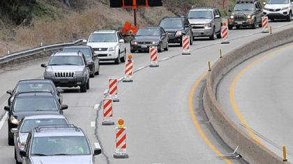 Traffic moves slowly along the inbound lane of I-376 near the exit onto Braddock Avenue. The detour is a result of construction in the Squirrel Hill Tunnel.