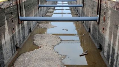 Temporary support beams brace the walls of the 720-foot-long, 35-foot-deep "de-watered" primary chamber of Lock and Dam 4 on the Monongahela River during its three-week closure.