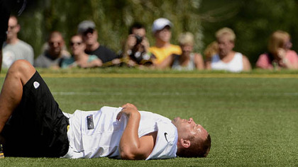 Quarterback Ben Roethlisberger stretches before afternoon workouts.