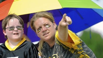 Amanda Elkins of Columbia City, Ind. spots Ben Roethlisberger for her nephew, Alex Buzbee, 7, of Greensburg. They were at the first public practice at Steelers training camp on Friday.