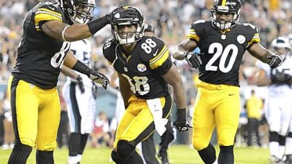 Steelers receiver Emmanuel Sanders (88) celebrates his touchdown in the first half Thursday against the Eagles in Philadelphia.